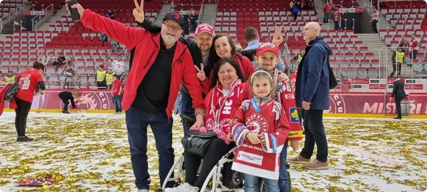 Jarka Ornstová a její manžel na tribuně Ocelářů