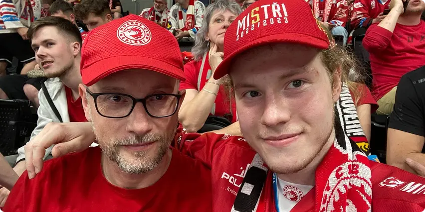 Vojta bubnuje na tribuně, kdy se otec a syn spojují kolem hokeje